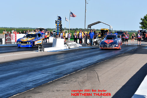 Lance Van Hauen - 'Van Hauen Bros.' (right 
lane) vs Chuck Loftin - 'Motivation' (left lane)